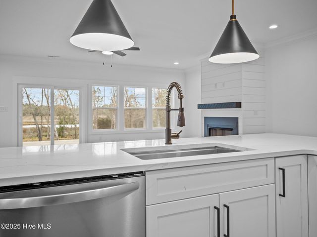 293 E Ivybridge Drive, Hubert, NC 28539
