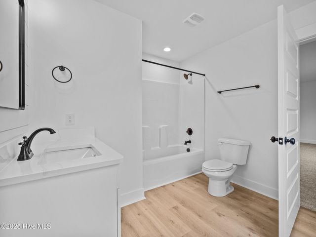 293 E Ivybridge Drive, Hubert, NC 28539