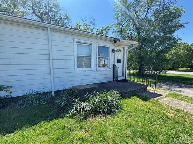 1015 Dardenne Street, St Charles, MO 63301