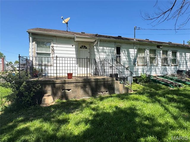 1015 Dardenne Street, St Charles, MO 63301