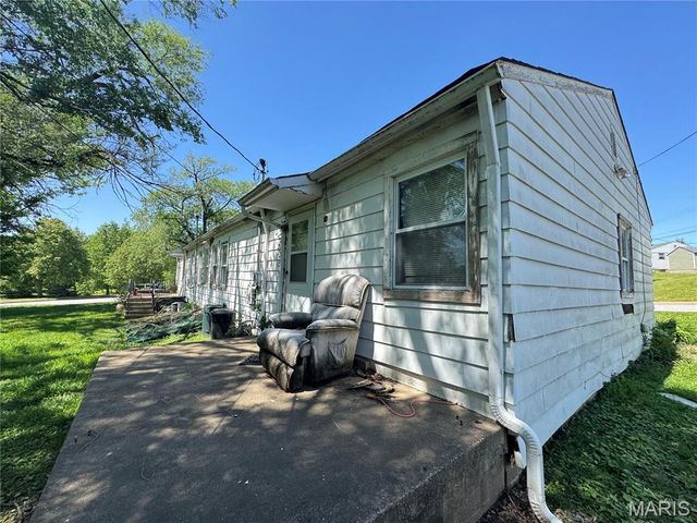 1015 Dardenne Street, St Charles, MO 63301