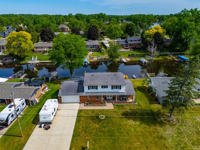 1888 Squaw Lagoon Drive, Oxford, MI 48371