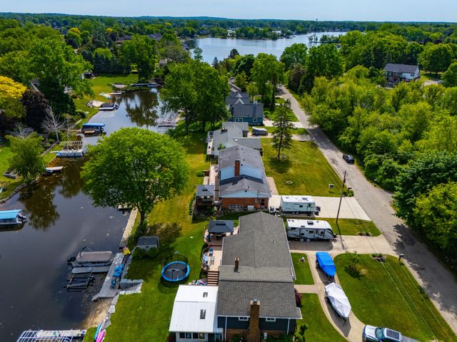 1888 Squaw Lagoon Drive, Oxford, MI 48371
