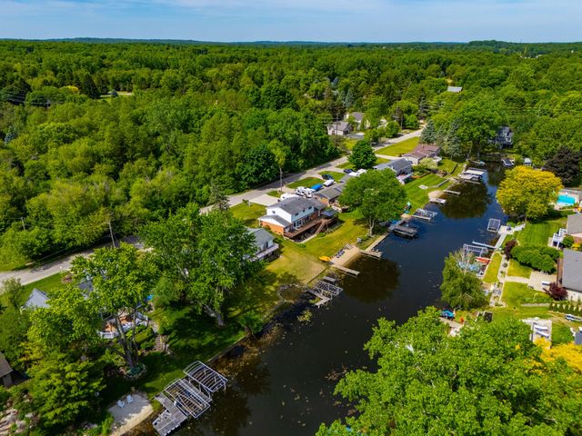 1888 Squaw Lagoon Drive, Oxford, MI 48371