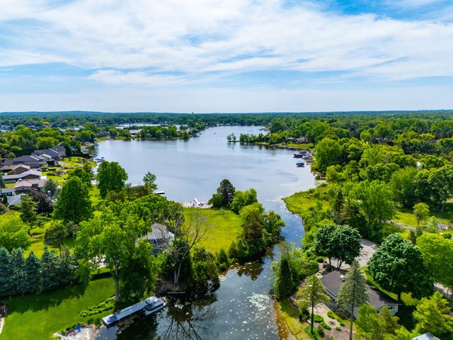 1888 Squaw Lagoon Drive, Oxford, MI 48371