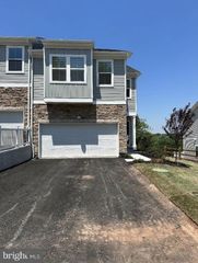 704 PEONY LN, Spring City, PA 19475