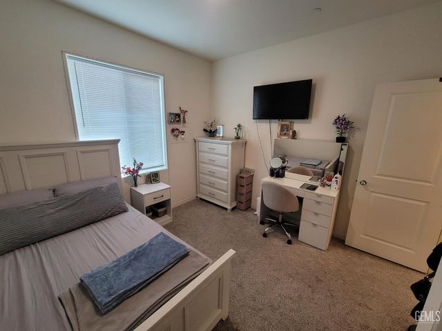 4917 Chukchansi Avenue, Bakersfield, CA 93306