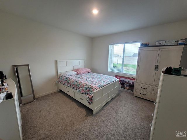 4917 Chukchansi Avenue, Bakersfield, CA 93306