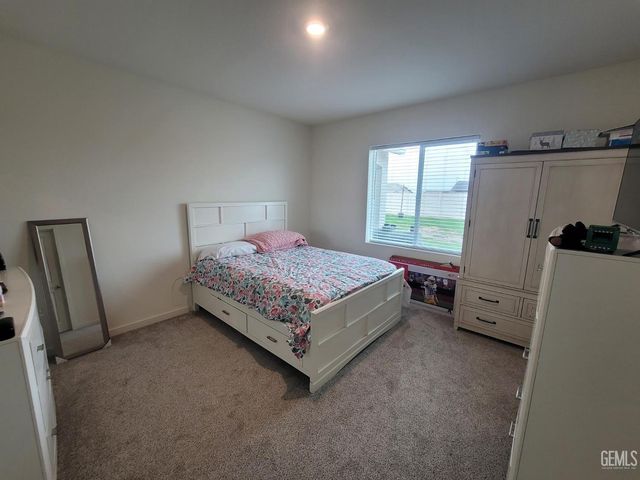 4917 Chukchansi Avenue, Bakersfield, CA 93306