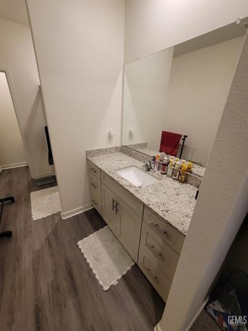 4917 Chukchansi Avenue, Bakersfield, CA 93306