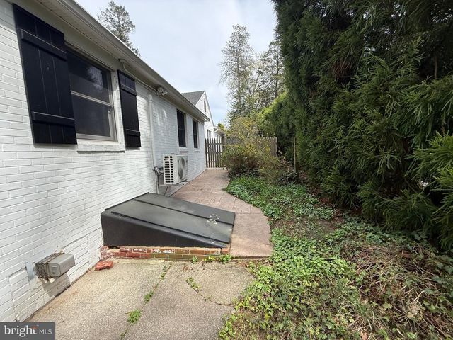46 LAKE DR, Woodbury, NJ 08096