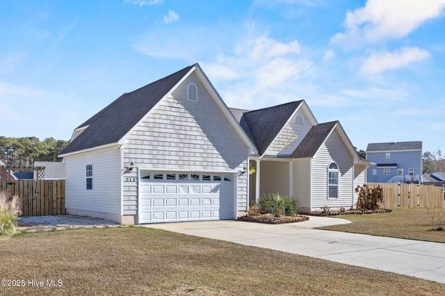 213 Lakeside Drive, Sneads Ferry, NC 28460