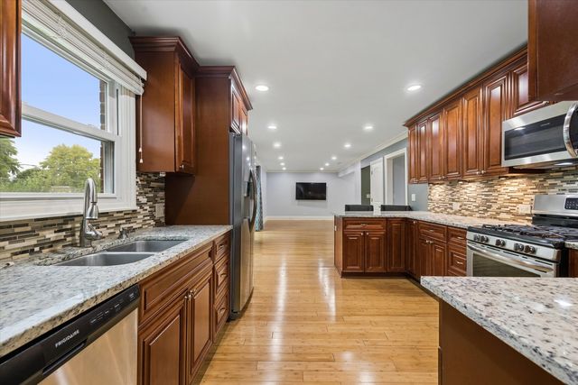 1808 W Pheasant Trail, Mount Prospect, IL 60056
