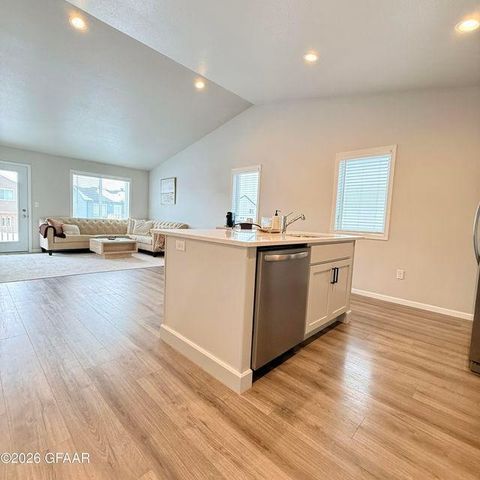 1270 Rachel Drive W, West Fargo, ND 58078