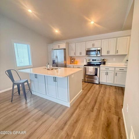 1270 Rachel Drive W, West Fargo, ND 58078