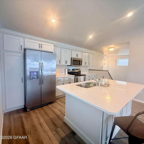 1270 Rachel Drive W, West Fargo, ND 58078