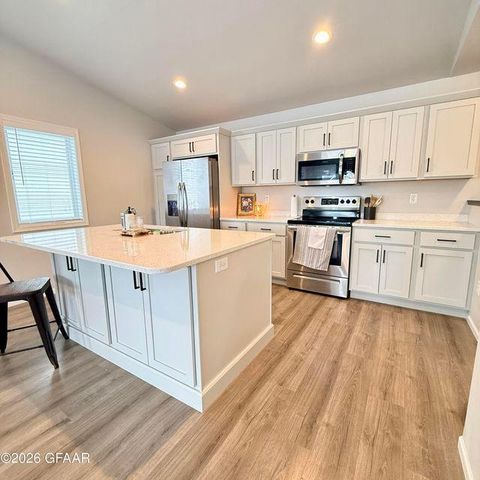 1270 Rachel Drive W, West Fargo, ND 58078