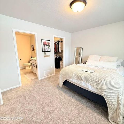 1270 Rachel Drive W, West Fargo, ND 58078