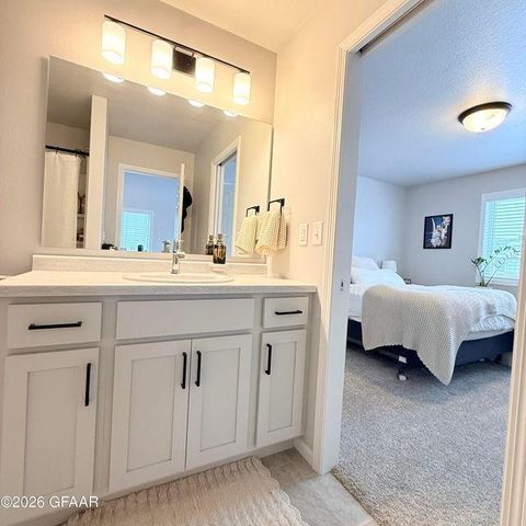 1270 Rachel Drive W, West Fargo, ND 58078