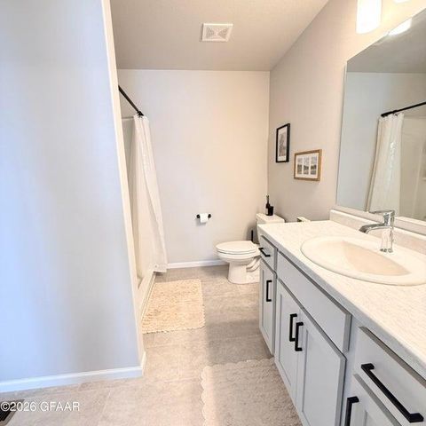 1270 Rachel Drive W, West Fargo, ND 58078