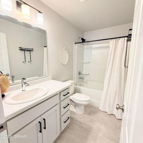 1270 Rachel Drive W, West Fargo, ND 58078