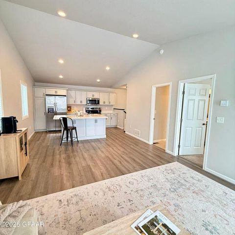 1270 Rachel Drive W, West Fargo, ND 58078