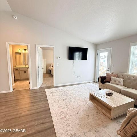 1270 Rachel Drive W, West Fargo, ND 58078