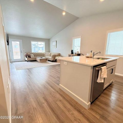 1270 Rachel Drive W, West Fargo, ND 58078