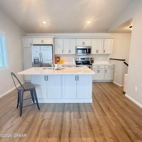 1270 Rachel Drive W, West Fargo, ND 58078