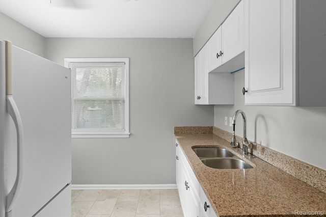 25085 COLGATE Street, Dearborn Heights, MI 48125