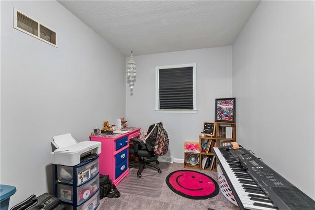 4900 NE Park Lane, Kansas City, MO 64118