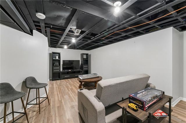 4900 NE Park Lane, Kansas City, MO 64118
