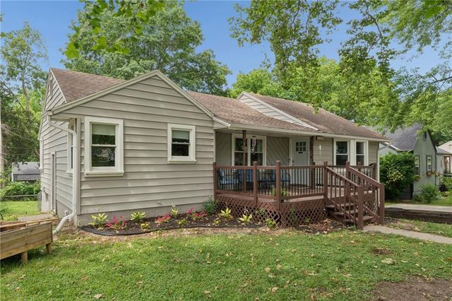 4900 NE Park Lane, Kansas City, MO 64118