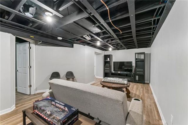 4900 NE Park Lane, Kansas City, MO 64118