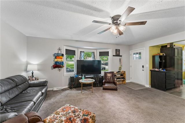 4900 NE Park Lane, Kansas City, MO 64118