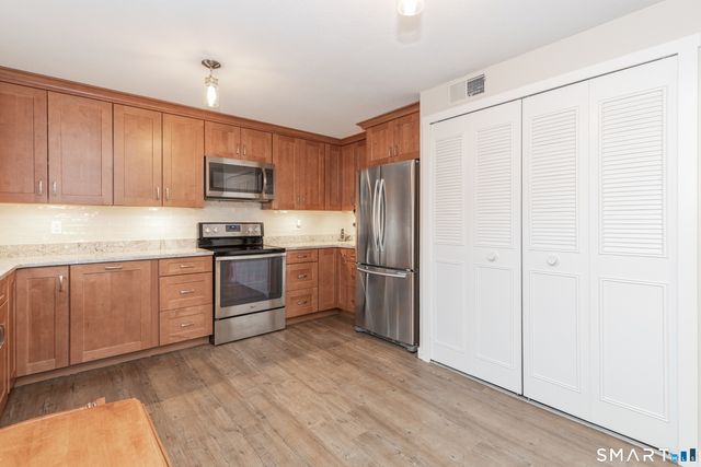 50 Hollister Way South 50, Glastonbury, CT 06033