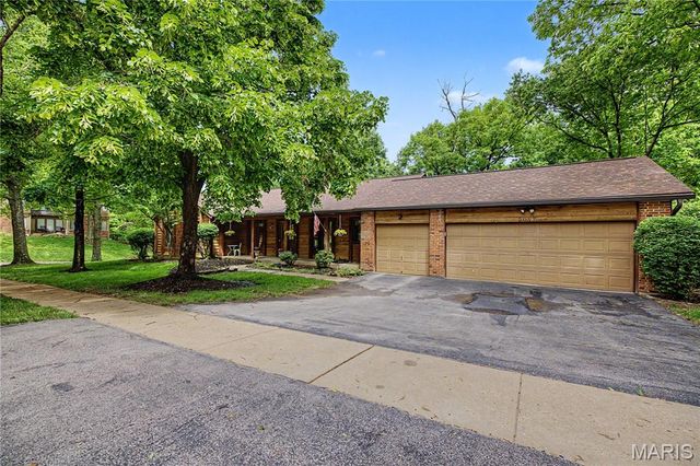 2087 Woodmoor Ridge Drive, St Louis, MO 63011