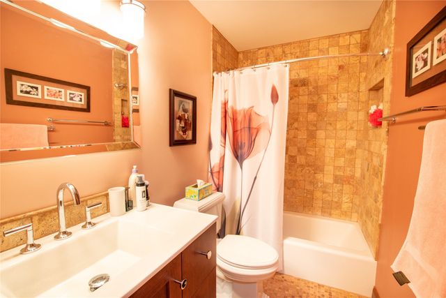 1776 NW 109th Court, Clive, IA 50325