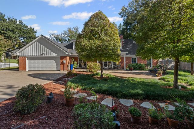 3800 Hollow Creek Road, Benbrook, TX 76116