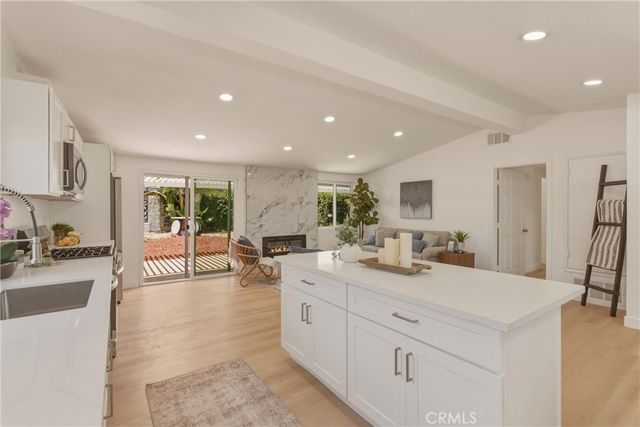 2107 Pomona, Costa Mesa, CA 92627