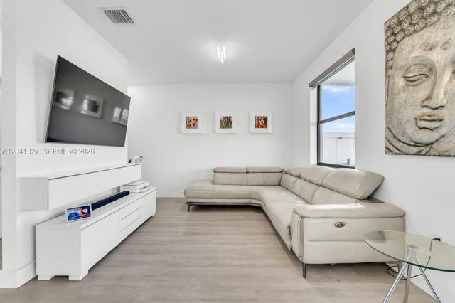 3401 W 94th Ter, Hialeah, FL 33018