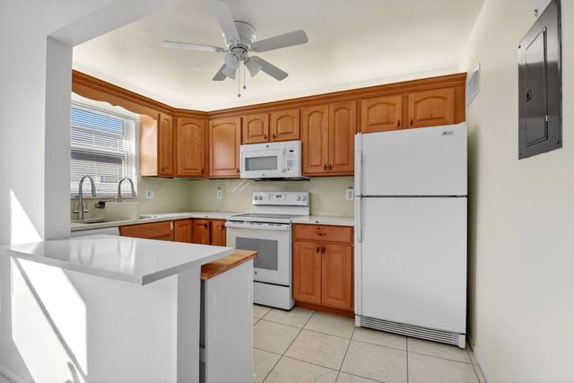 94 Stratford G, West Palm Beach, FL 33417