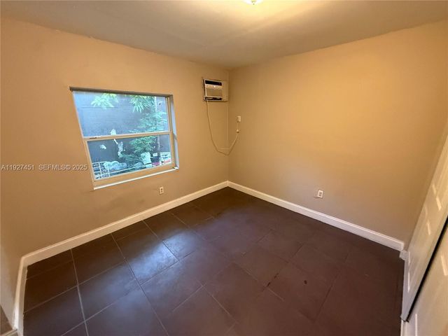 1129 NW 29th St B, Miami, FL 33127