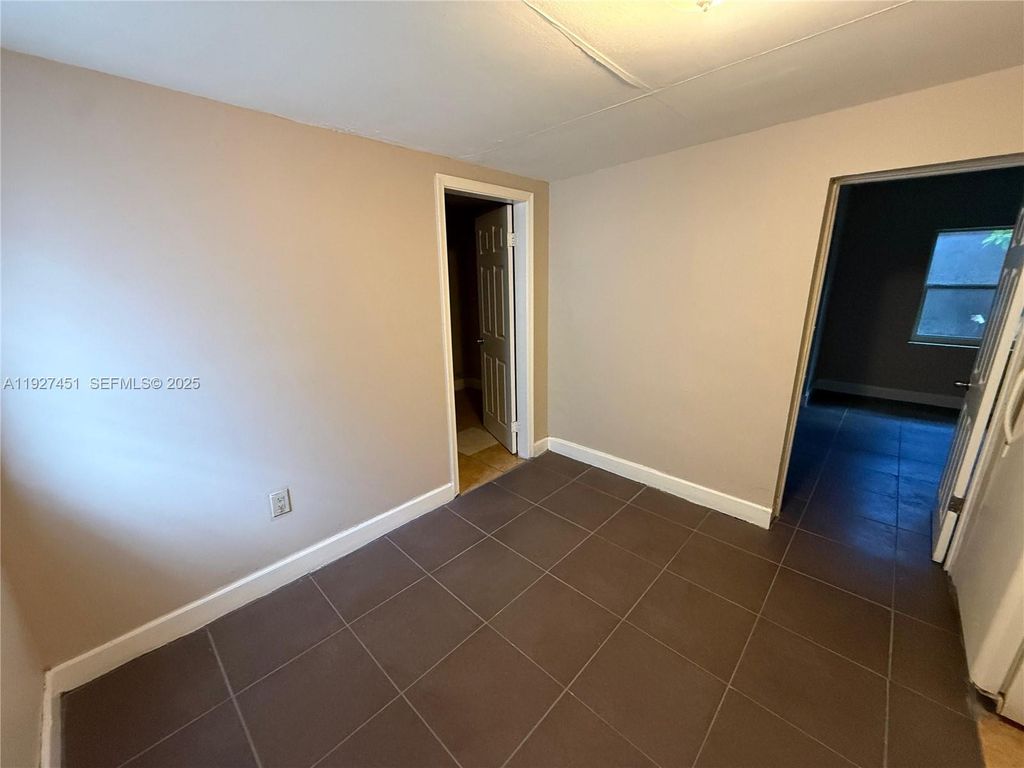 1129 NW 29th St B, Miami, FL 33127