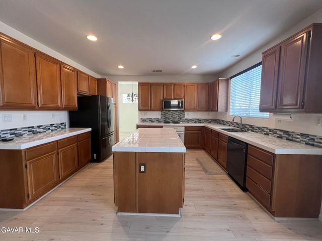 4111 Vahan Court, Lancaster, CA 93536