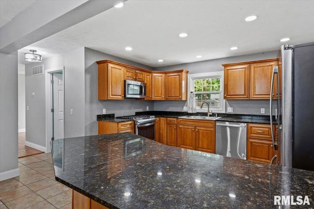 639 DEERFIELD Road, Chatham, IL 62629