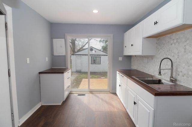881 Garfield Avenue, Lincoln Park, MI 48146