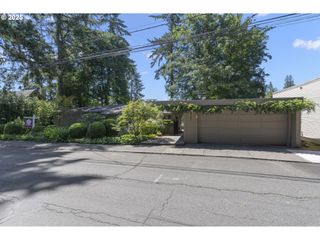 2588 Sw RAVENSVIEW Dr, Portland, OR 97201