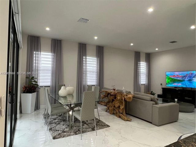 8253 NW 47th Ln, Doral, FL 33166