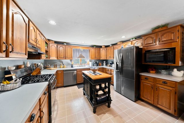 11 Leonard St, Carver, MA 02330